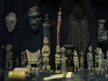 Maskers, beeldjes en objecten uit Africa / Indonesie