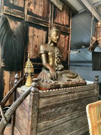 oude grote Buddha uit Thailand