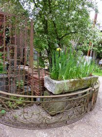 Tuinbakken en frans ijzeren balkonhek