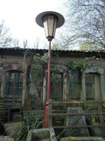 Franse gietijzeren ramen Auvergne + ijzeren lantaarnpaal