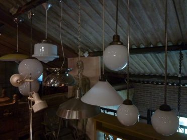 hanglampen + voormalige schoollampen-jaren 50