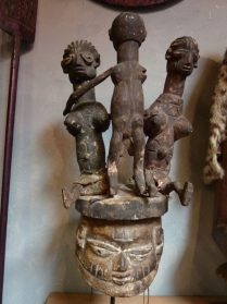 Yoruba masker met marionetten