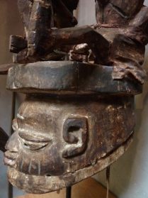 Yoruba opzetmasker met marionetten