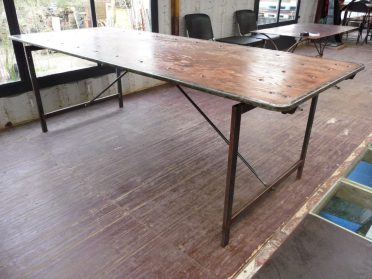 ijzeren tafel met houten blad