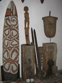 Asmat schild en Etnografica divers