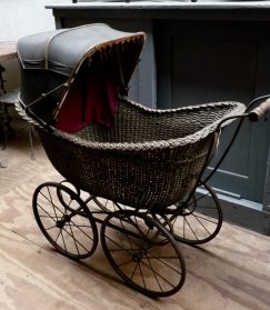 antieke kinderwagen