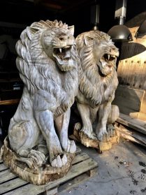 grote houten leeuwen